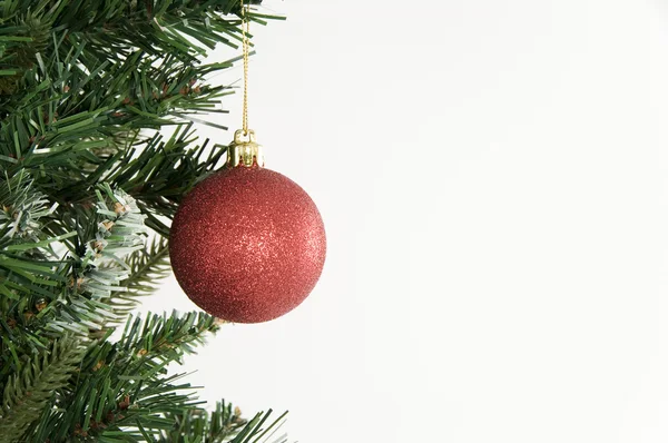 Kerstboom en sieraad op witte achtergrond — Stockfoto