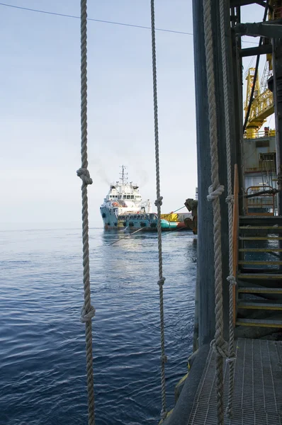 Piattaforma petrolifera e vista sull'oceano — Foto Stock