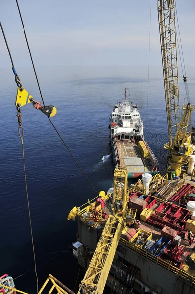 Plate-forme pétrolière et navire de chargement mouillé — Photo