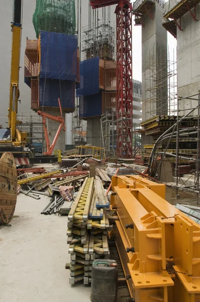 Site de construction et matériaux de construction avec de grandes grues à tour — Photo