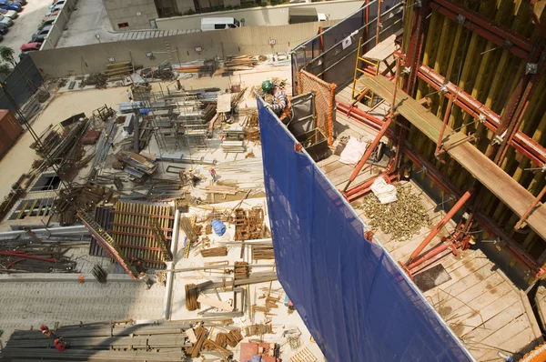 Vista del sitio de construcción y el equipo desde arriba — Foto de Stock