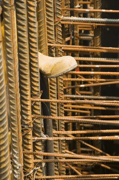 Los trabajadores de arranque y acero apoya en el sitio de construcción —  Fotos de Stock