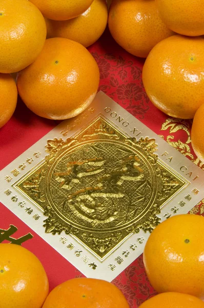 Ano novo chinês saudação com laranjas de mandarim . — Fotografia de Stock