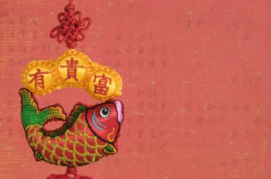 Çince balık dekorasyon eski Çin kaligrafi kırmızı zemin üzerine asılı. Çin yeni yılı.