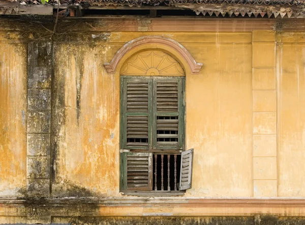 Derelict Green Window, George Town, Penang Malaysia — Stock Photo, Image