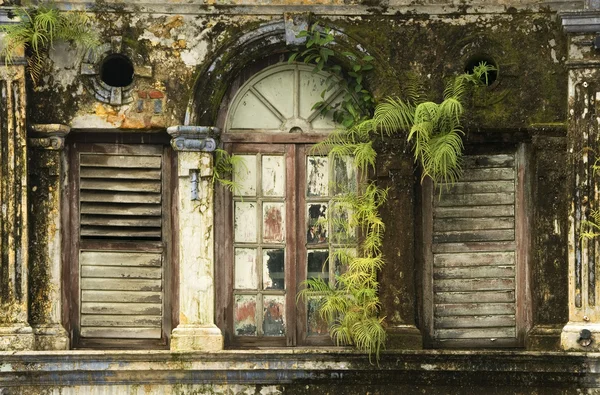 Verfallenes Fenster, george town, penang malaysia — Stockfoto