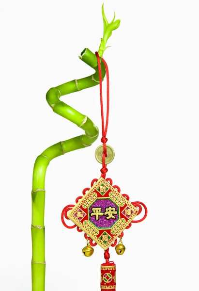 Glück Bambus und chinesischen Neujahr hängende Dekoration, isoliert auf weißem Hintergrund — Stockfoto