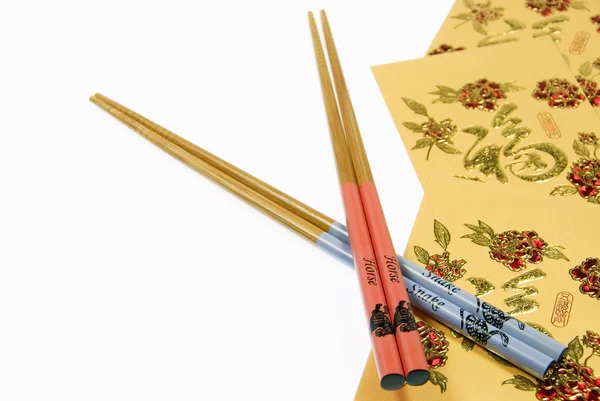 Chopsticks de cavalo e cobra chineses com carteiras de dinheiro de ouro, ano novo chinês — Fotografia de Stock