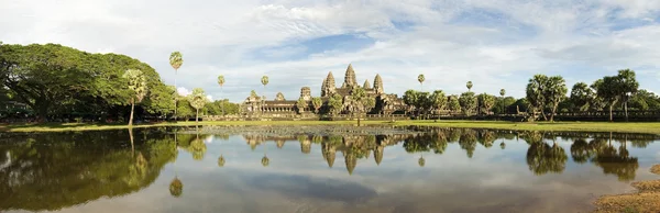 同池反射，吴哥窟，柬埔寨巴戎寺 免版税图库照片