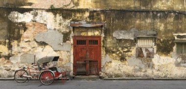 Eski kırmızı kapı ve Trishaw George Town, Penang, Malezya