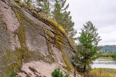 Biya nehrinin kıyısında kayalık çıkıntılar, Altay