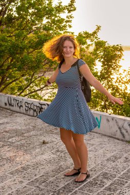 Gün batımında dans eden genç bir kadın