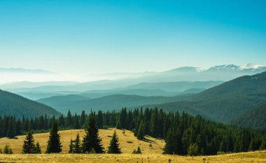Belmeken Gölü 'nden Rila Dağları' na ve Pirin Dağları 'nın sisli tepelerine bakın.