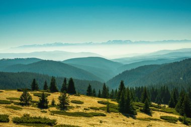 Belmeken Gölü 'nden Rila Dağları' na ve Pirin Dağları 'nın sisli tepelerine bakın.