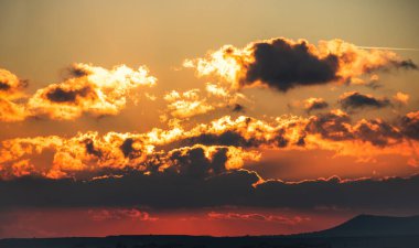 Güneş denizden battığında güneş altın renginde parlar