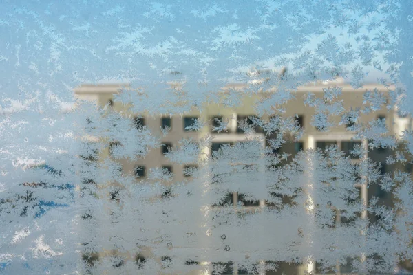 Pohled Vícepodlažní Budovu Přes Zamrzlé Okenní Sklo Pořízený Chladného Počasí — Stock fotografie