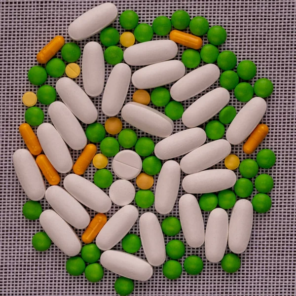 Antecedentes de diferentes comprimidos coloridos, comprimidos e cápsulas. Conceito de medicina e tratamento. Muitas pílulas e comprimidos. — Fotografia de Stock