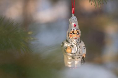 Doktor cam oyuncağı bir kış ormanında bir çam dalında