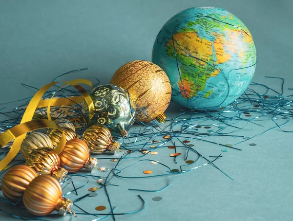 새 해 장식 - 푸른색, 금색 공 및 지구 — 스톡 사진