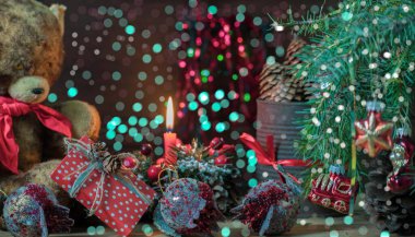 Oyuncak ayı, köknar dalları ve Noel süslemeleri