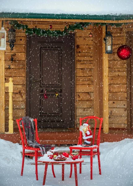 Yeni Yıl Süslemeleri Kırmızı Bir Masa Evin Girişinde Sandalyeler — Stok fotoğraf