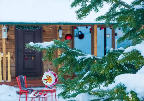 Pokryte Śniegiem Łapy Świerku Przed Domem Urządzonym Boże Narodzenie — Zdjęcie stockowe