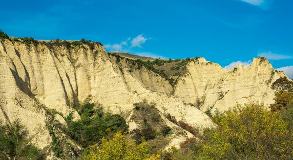 Bulgaristan 'ın Melnik kentinde kum piramitleri manzarası