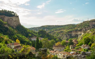 Bulgaristan 'ın Melnik kentinde kum piramitleri manzarası.