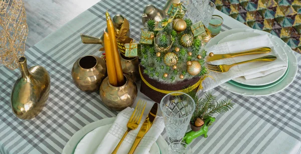 Silvester festliche Tischdekoration, Besteck, Dekoration, Neujahrsdekor, Weihnachtsservierungen — Stockfoto