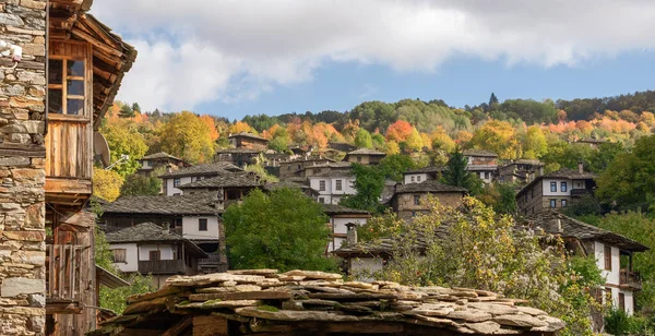 Starý tradiční bulharský dům v horské vesnici Kovachevitsa — Stock fotografie