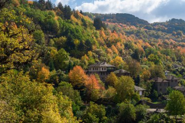 Kovaçevitsa dağ köyündeki eski geleneksel Bulgar evi. Geleneksel Slan taş çatıları