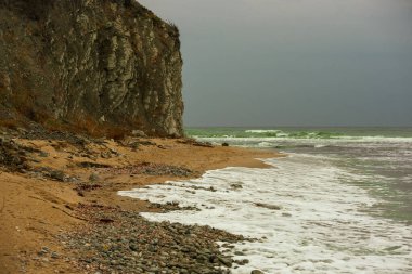 Bulutlu bir günde beyaz kayalıklı Byala kasabası plajı, Bulgaristan