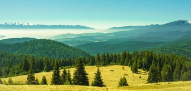 Belmeken Gölü 'nden Rila Dağları' na ve Pirin Dağları 'nın sisli tepelerine bakın.