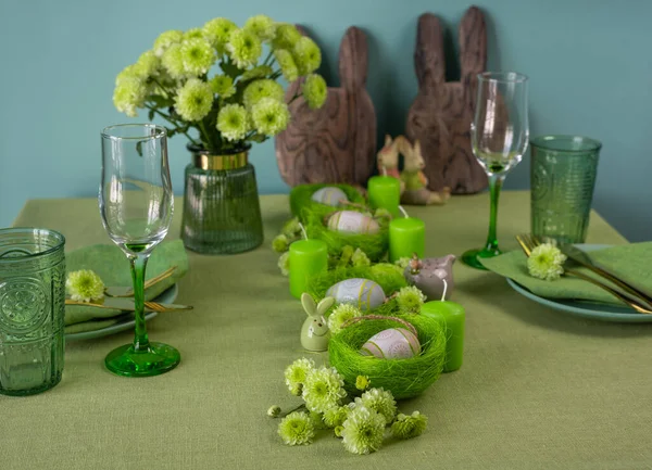 Gedeckter Tisch Mit Osterdekoration Eier Nestern Und Blumen — Stockfoto