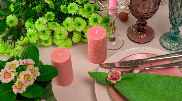 Romantisches Frühlingsgedeck für zwei Personen mit Weingläsern, Kerzen und Blumen — Stockfoto