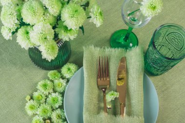 Yeşil tonda çiçekli bahar masası