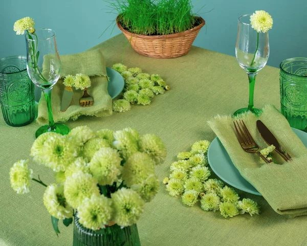 Frühlingstisch in grünem Ton mit Blumen — Stockfoto