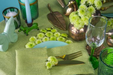 Yeşil tonda çiçeklerle süslü bahar sofrası