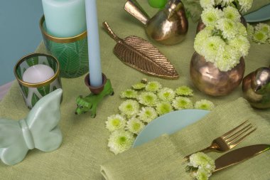 Yeşil tonda çiçeklerle süslü bahar sofrası