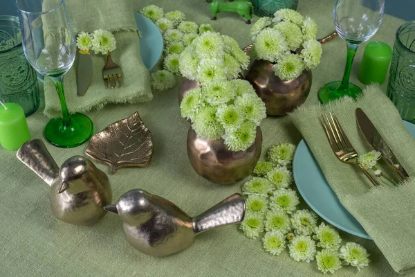 Festlicher Frühlingstisch mit Blumen in Grüntönen — Stockfoto