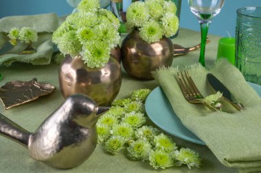 Yeşil tonda çiçeklerle süslü bahar sofrası