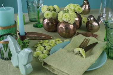 Yeşil tonda çiçeklerle süslü bahar sofrası