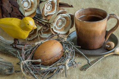Bej-kahverengi renkli doğal malzemelerden oluşan Paskalya kompozisyonu.