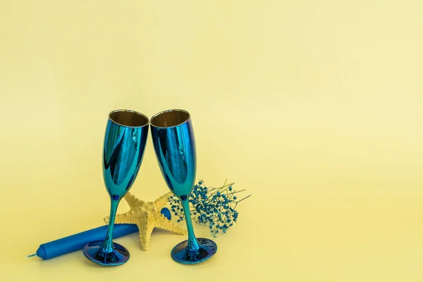 Twee blauwe champagne fluiten, vakantie concept. Plaats voor tekst — Stockfoto