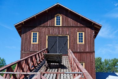 Olofsfors, Norrland İsveç - 9 Haziran 2021: Manüel asansör düzenlemeli eski değirmen çiftliği 