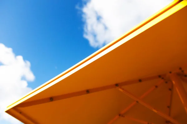 Borda Guarda Sol Amarelo Visto Lado Com Céu Azul Fundo — Fotografia de Stock