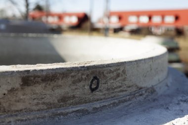 Yakınlarda daha büyük bir beton borunun açılışı. 