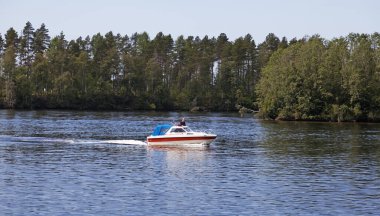 Umea, Norrland İsveç - 17 Haziran 2019: Muhteşem bir yaz günü nehri üzerindeki motorlu tekne 