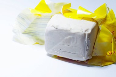 Beyaz arkaplanda açık bir maya paketi