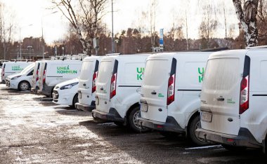 Umea, Norrland İsveç - 12 Mart 2020: belediyenin sahip olduğu birçok araba için park yeri 